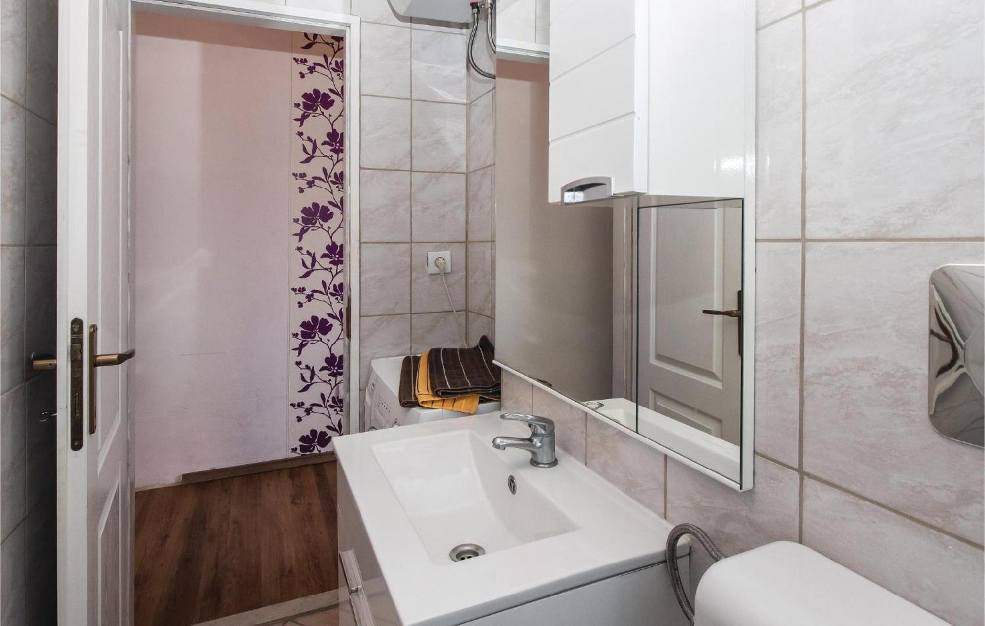 Nice Apartment In Split With Kitchen מראה חיצוני תמונה